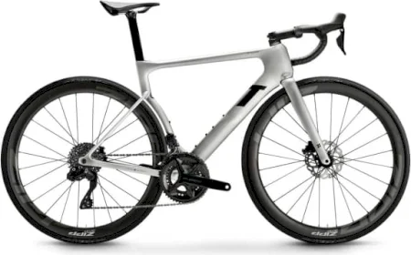 3t Strada Shimano 105 Di2 2x12 Carbon Wheels 2024
